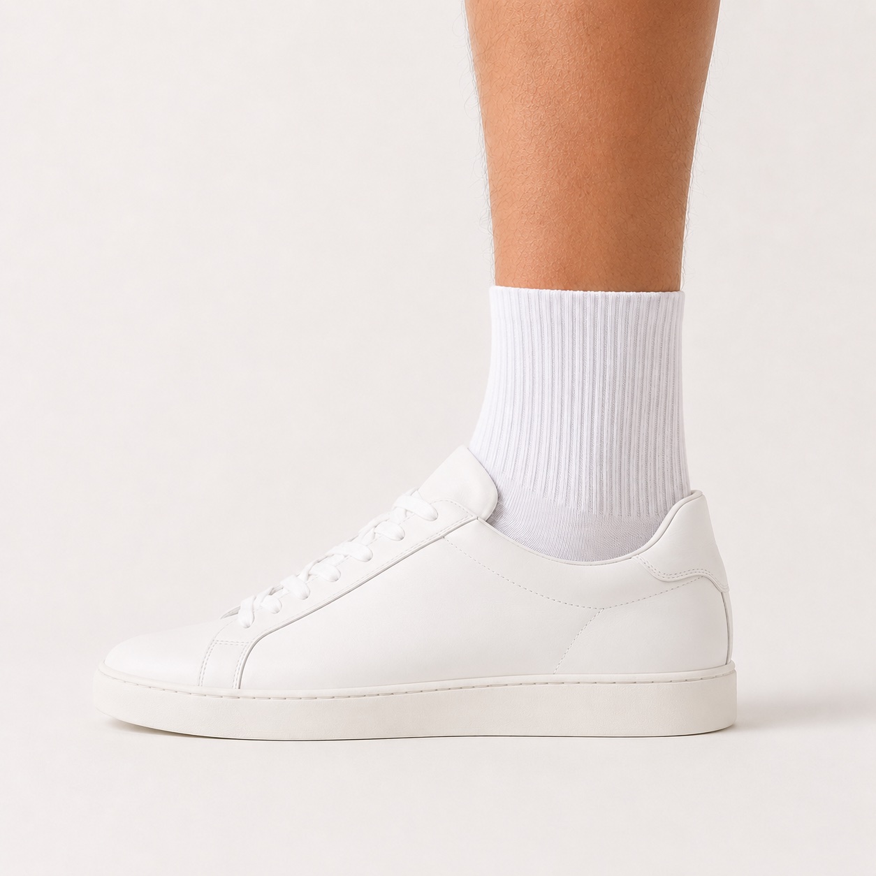 Beyaz sneaker üzerinde çorabın yan profili